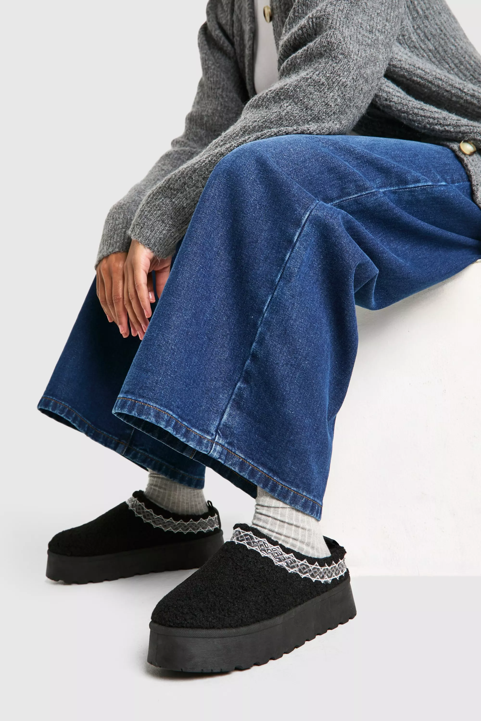 Black Borg Embroidered Detail Cosy Mules  صورة بديلة