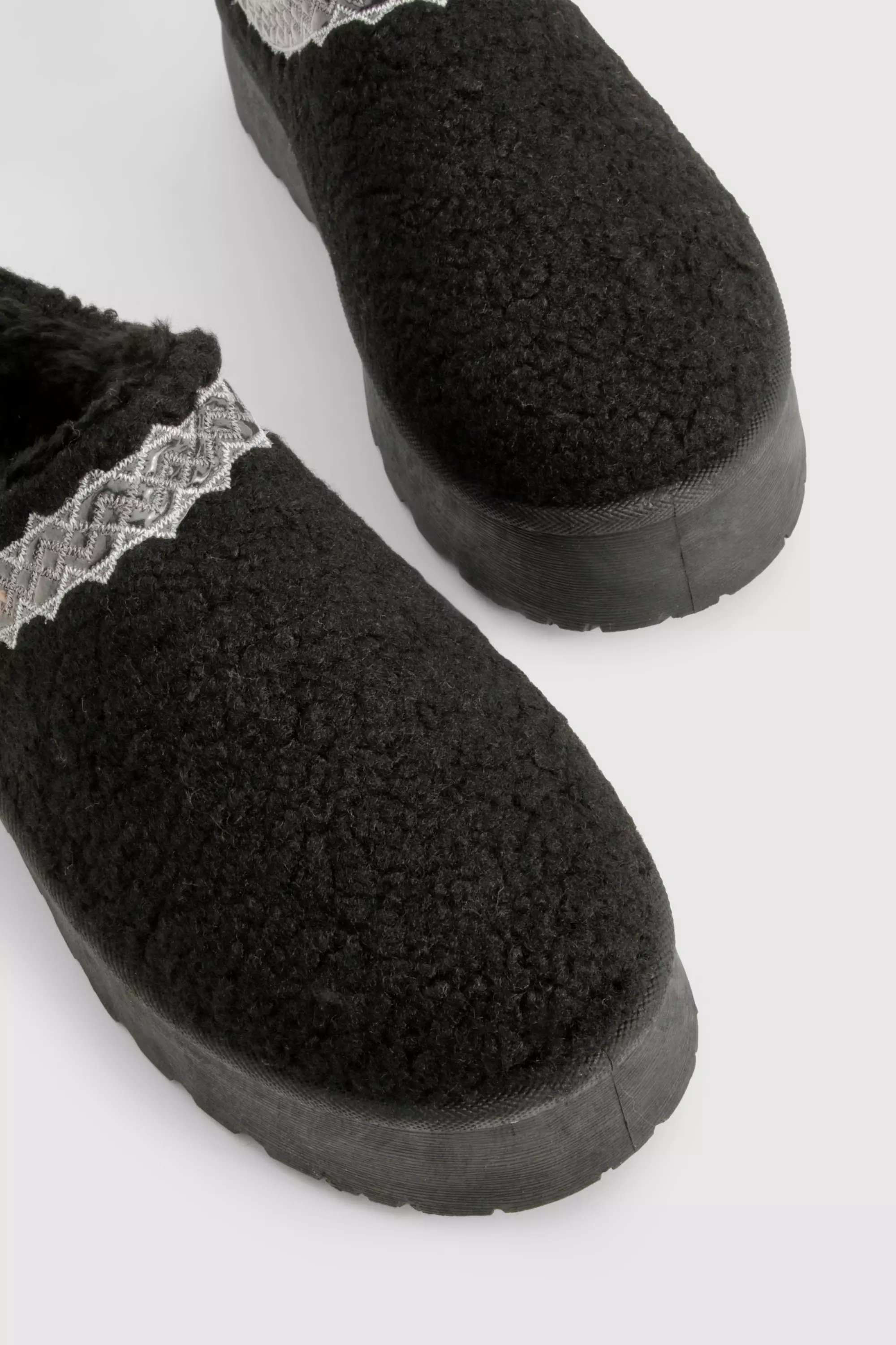 Black Borg Embroidered Detail Cosy Mules  صورة بديلة
