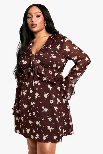 Plus Donkere Gesmokte Chiffon Bloemen Jurk brown