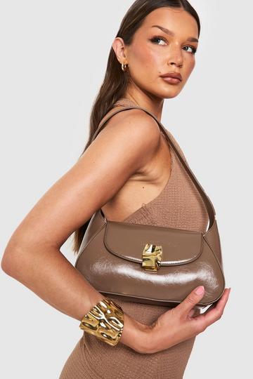 Platgeslagen Gouden Onderarm Schoudertas mocha