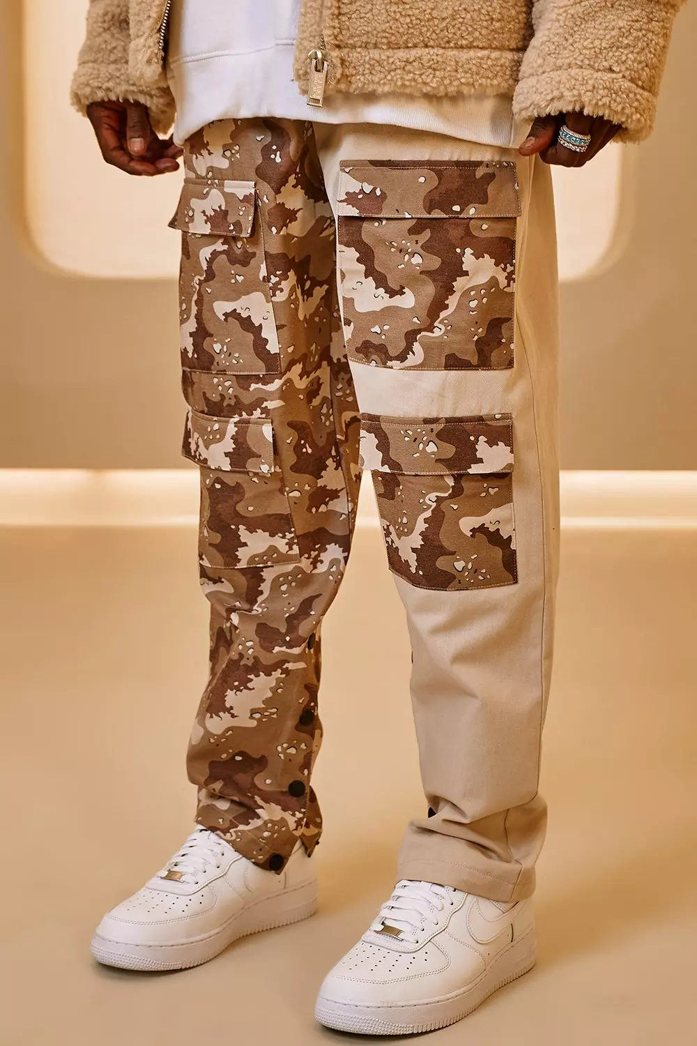 Multi-pocket twill cargo printed trousers