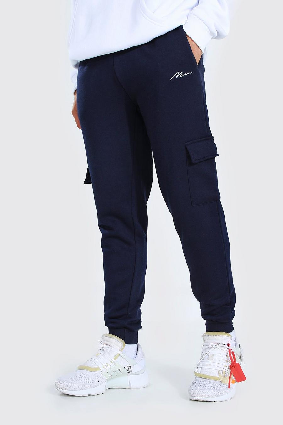 נייבי מכנסי ריצה מבד ג'רסי בסגנון דגמ"ח עם חתימת MAN image number 1