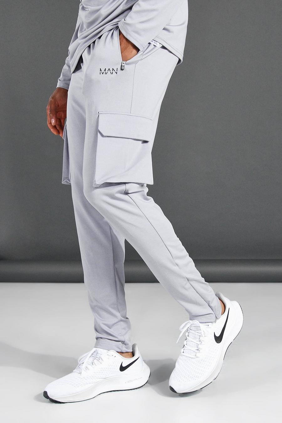 סלע אפור מכנסי ריצה ספורטיביים עם כיסי קרגו וכיתוב Man image number 1