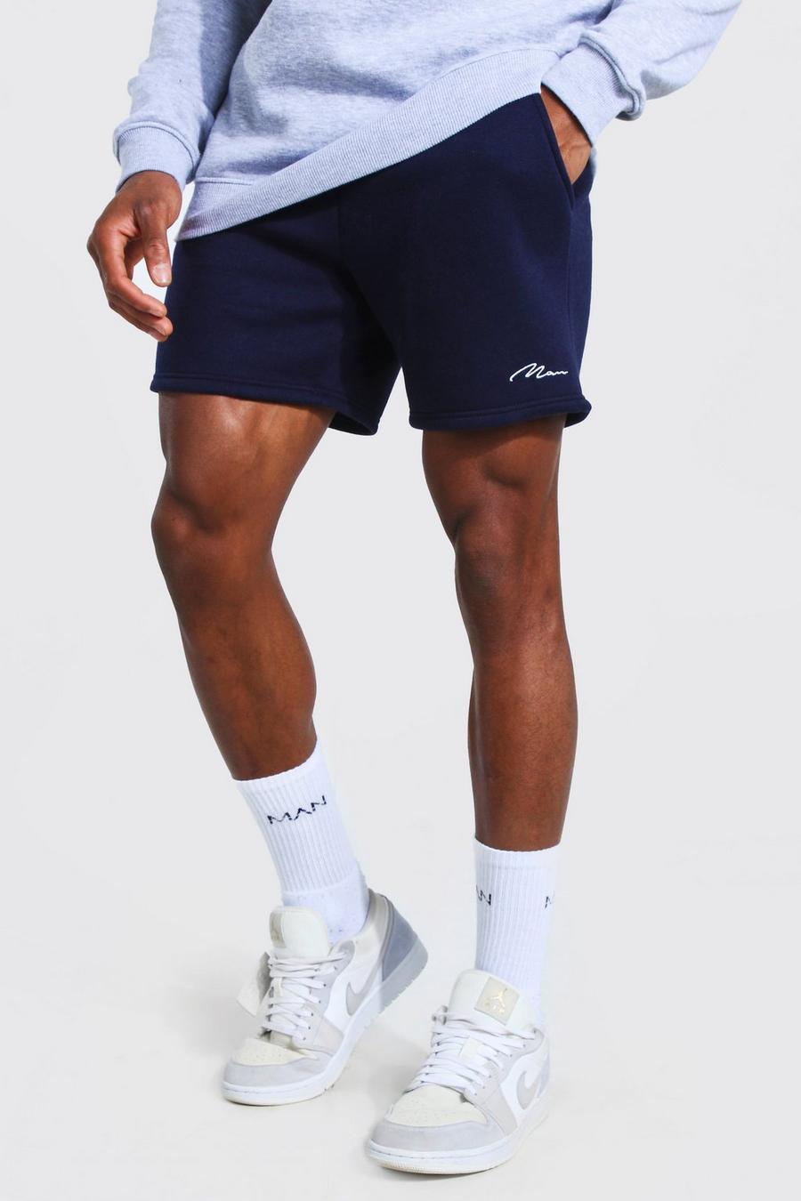 Pantalones cortos estándar con firma Man, Azul marino image number 1