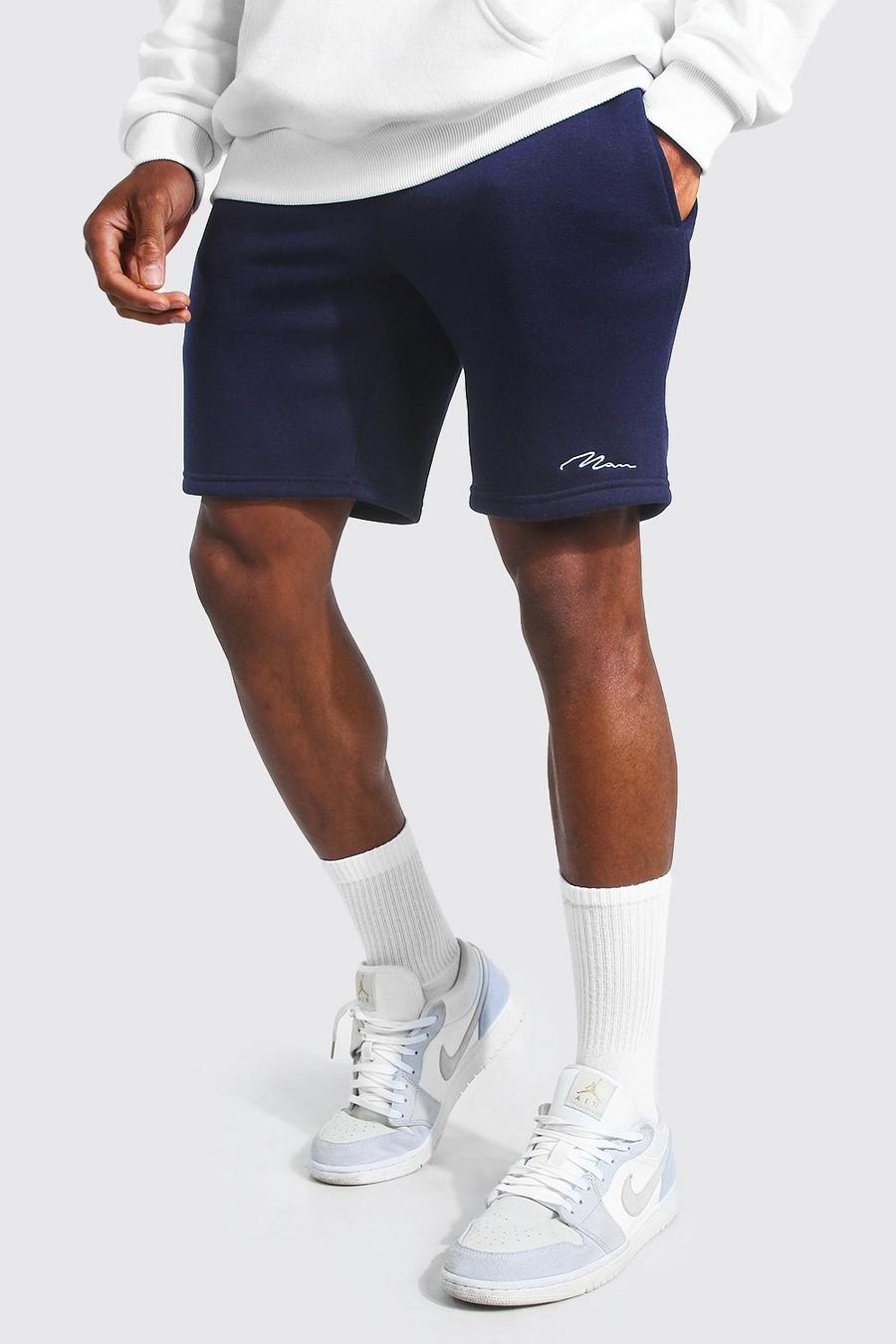 Pantaloncini slim in jersey di media lunghezza con firma Man, Blu oltremare image number 1