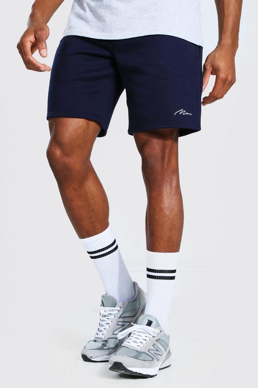 Pantalones cortos estándar de punto de altura media con firma Man image number 1