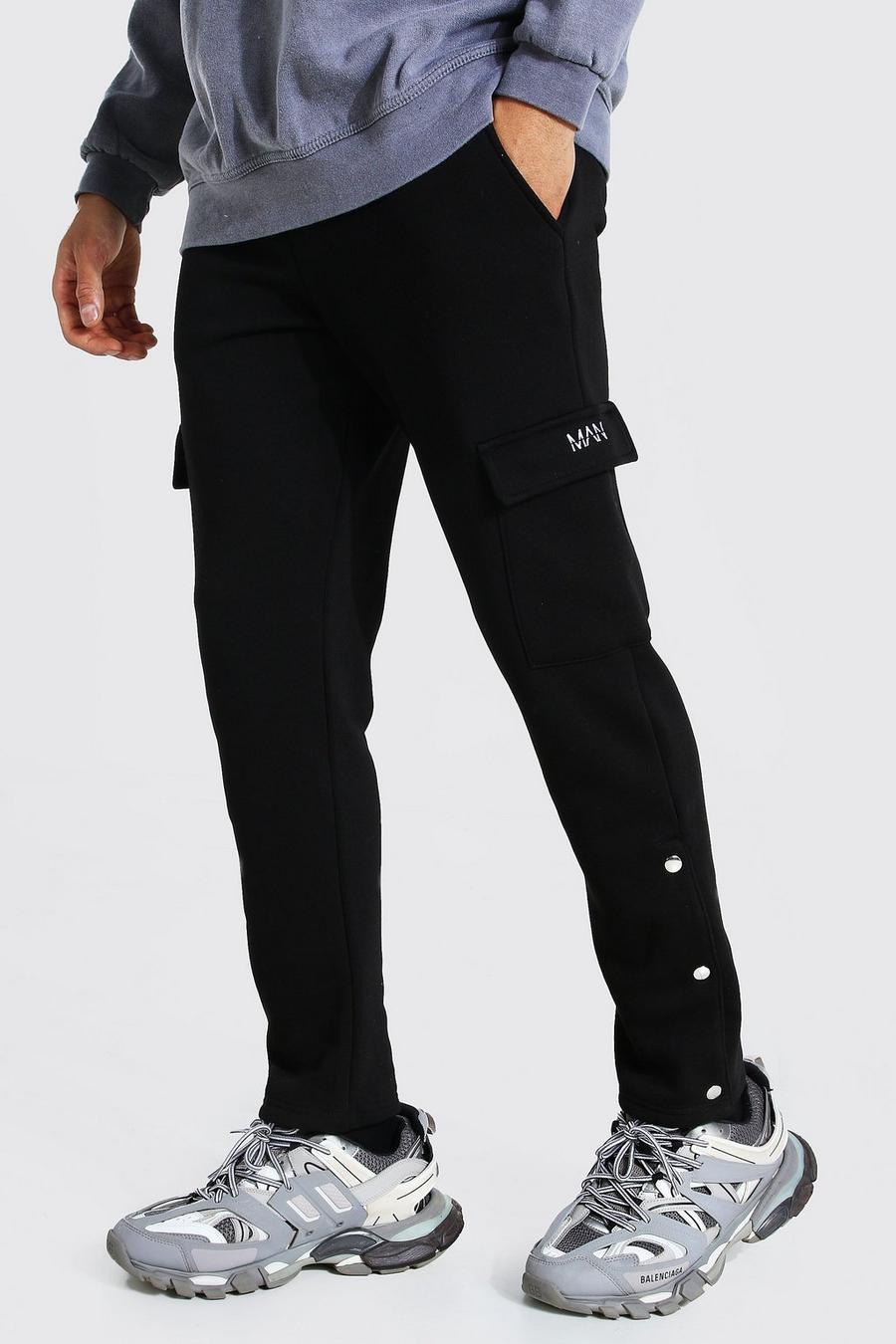 שחור מכנסי ריצה קרגו בגזרה צרה עם תיקתקים וכיתוב Man image number 1