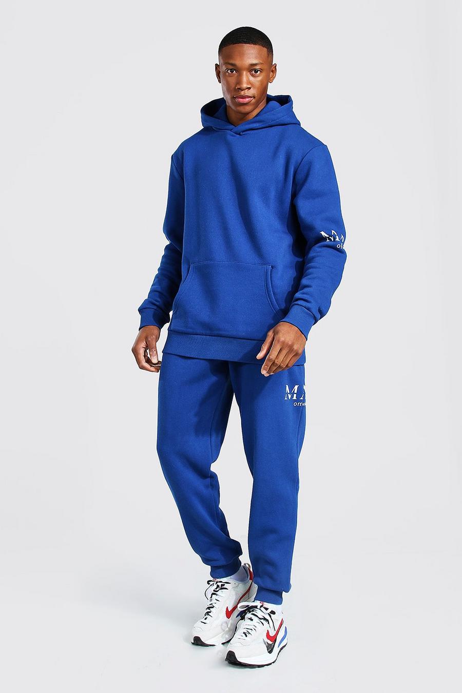 Tuta sportiva con cappuccio e stampa Man con caratteri romani, Blu oltremare image number 1