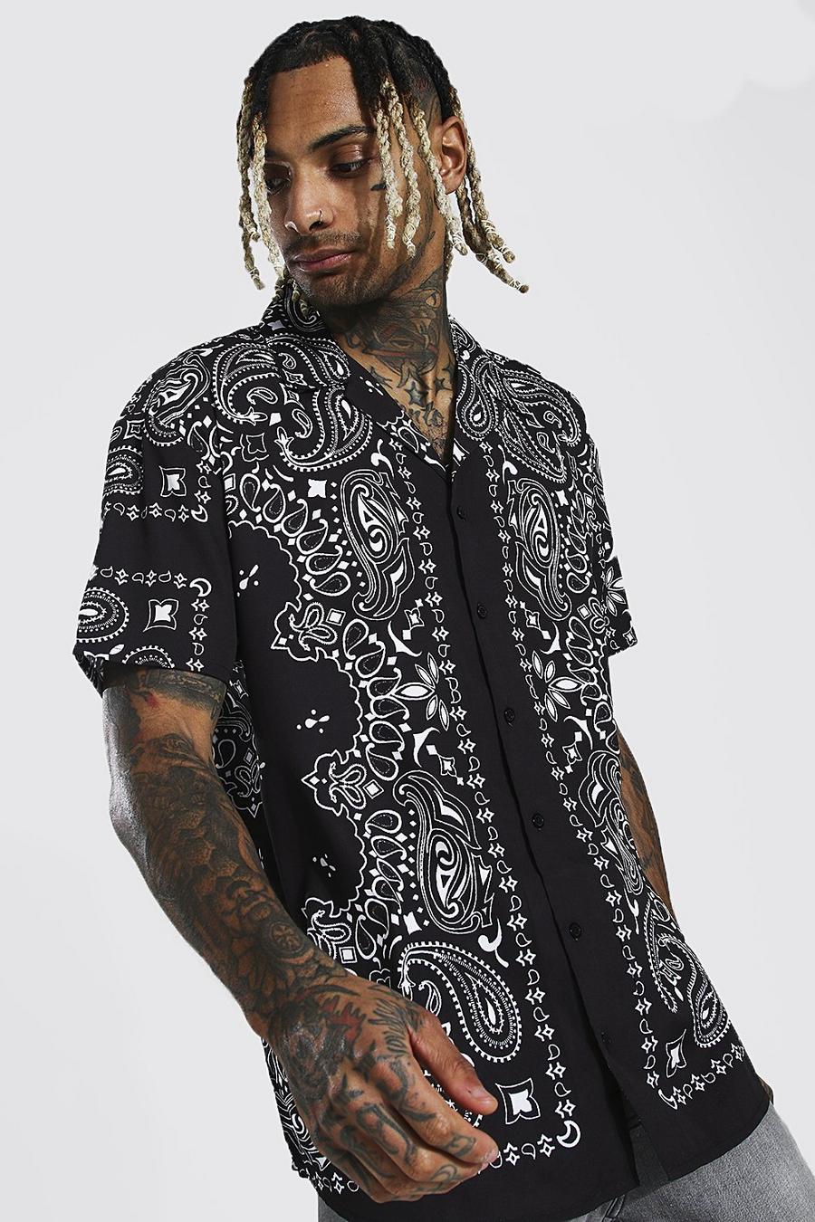 Black Kortärmad oversize skjorta med bowlingkrage och bandanamönster image number 1