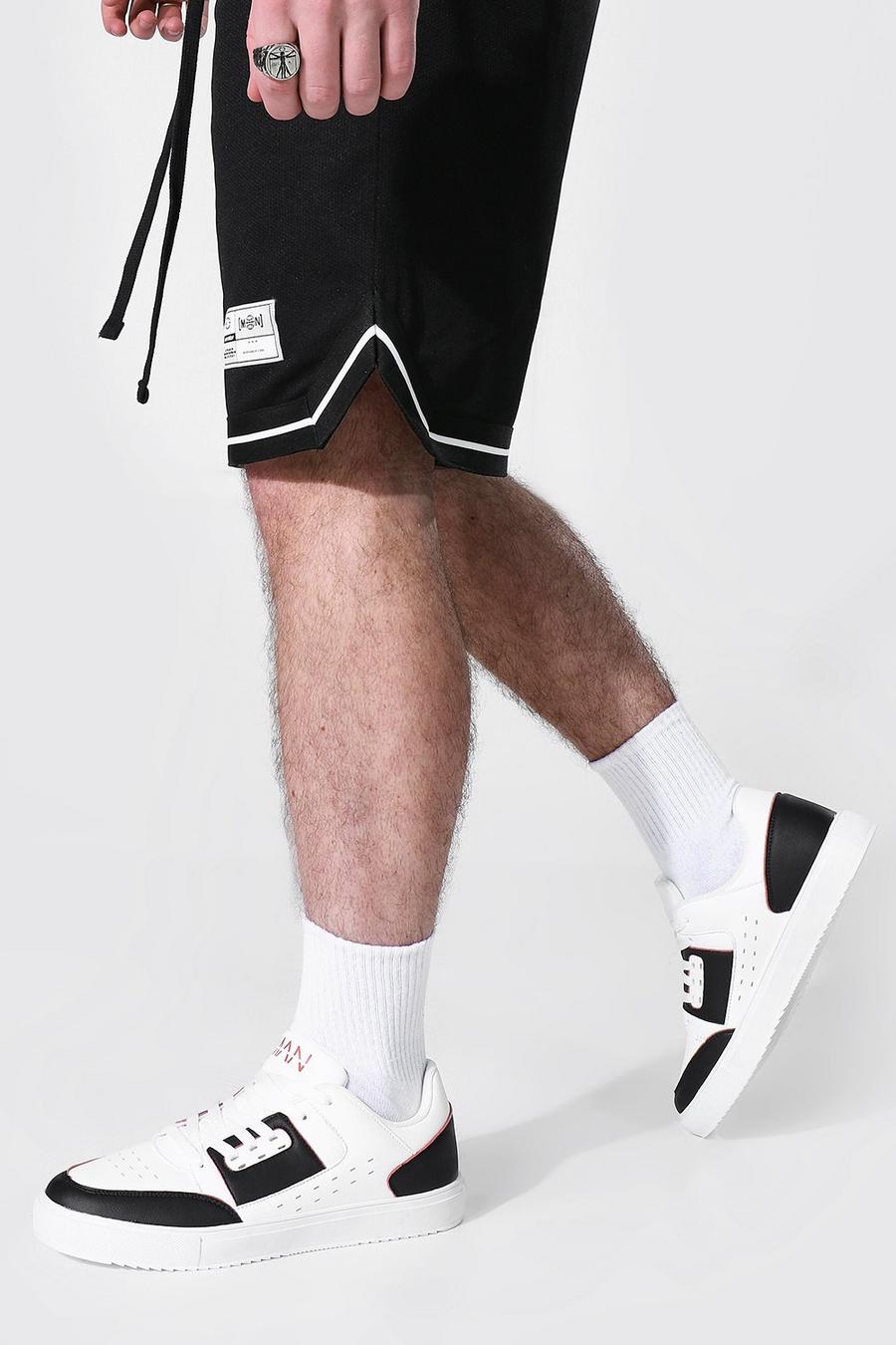 מולטי נעלי ספורט נמוכות בצבעים מנוגדים עם כיתוב Man image number 1