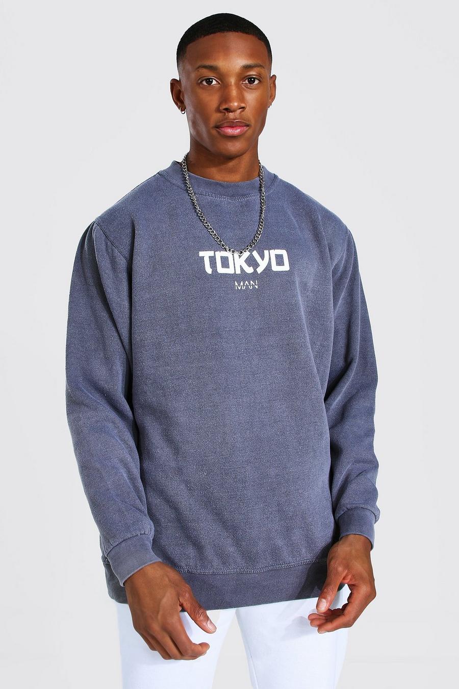 Sweatshirt mit Überfärbung und Tokyo-Print in Übergröße, Anthrazit image number 1