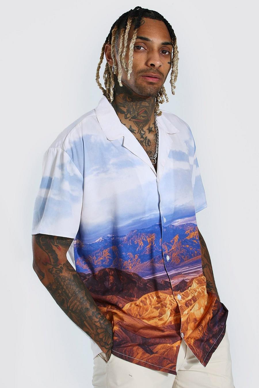 Kurzärmliges Shirt in Übergröße mit Landschaftsmuster und Reverskragen, Kamelhaarfarben image number 1