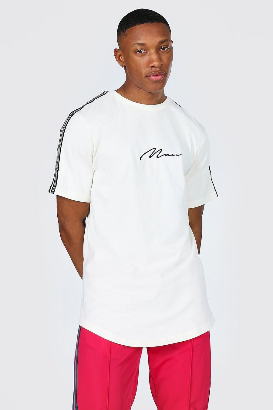 Camiseta ajustada con dobladillo curvado y cinta en la manga de la firma MAN, Crudo image number 1