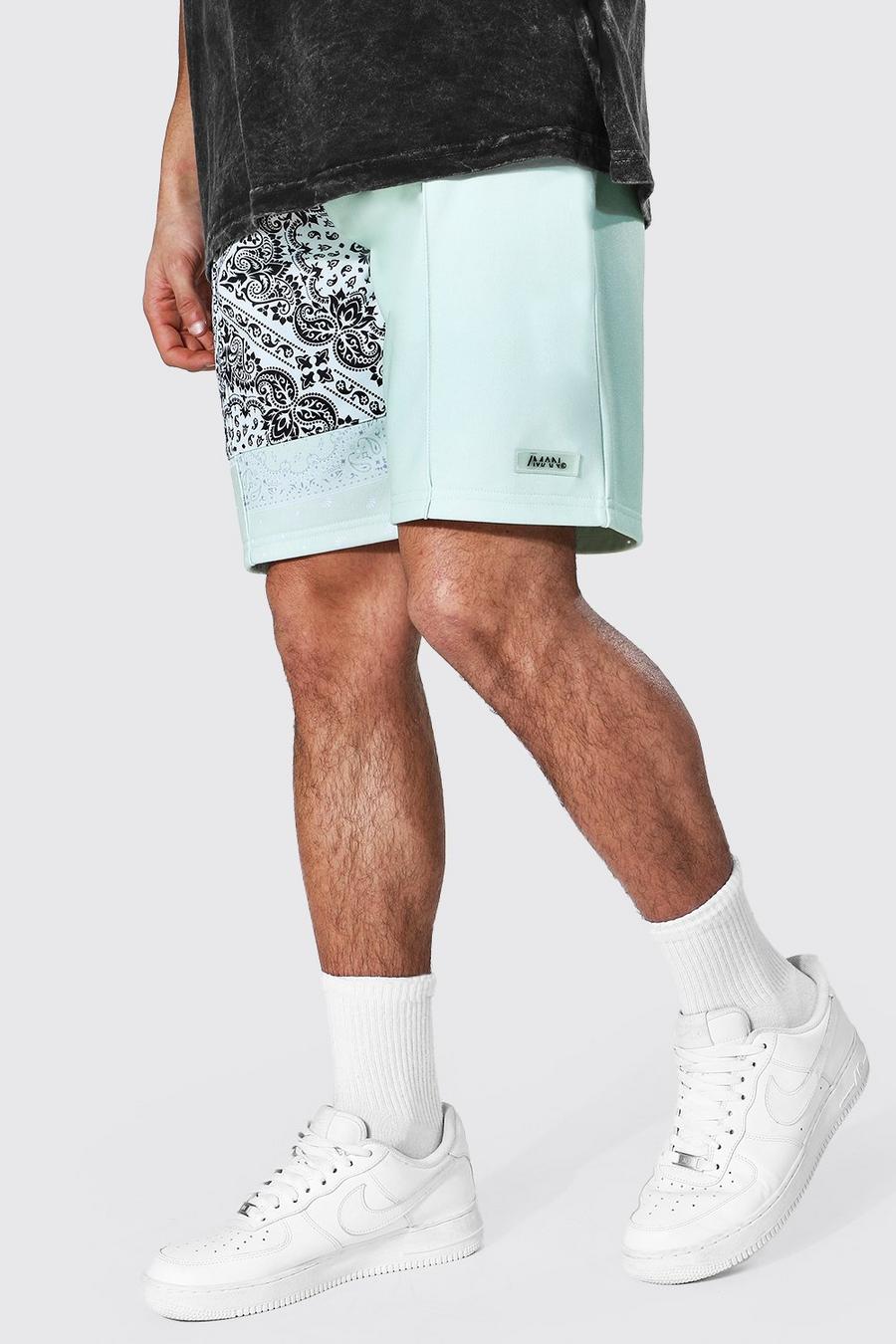Regular Man gespleißte Jersey-Shorts mit Paisley Print, Sage image number 1