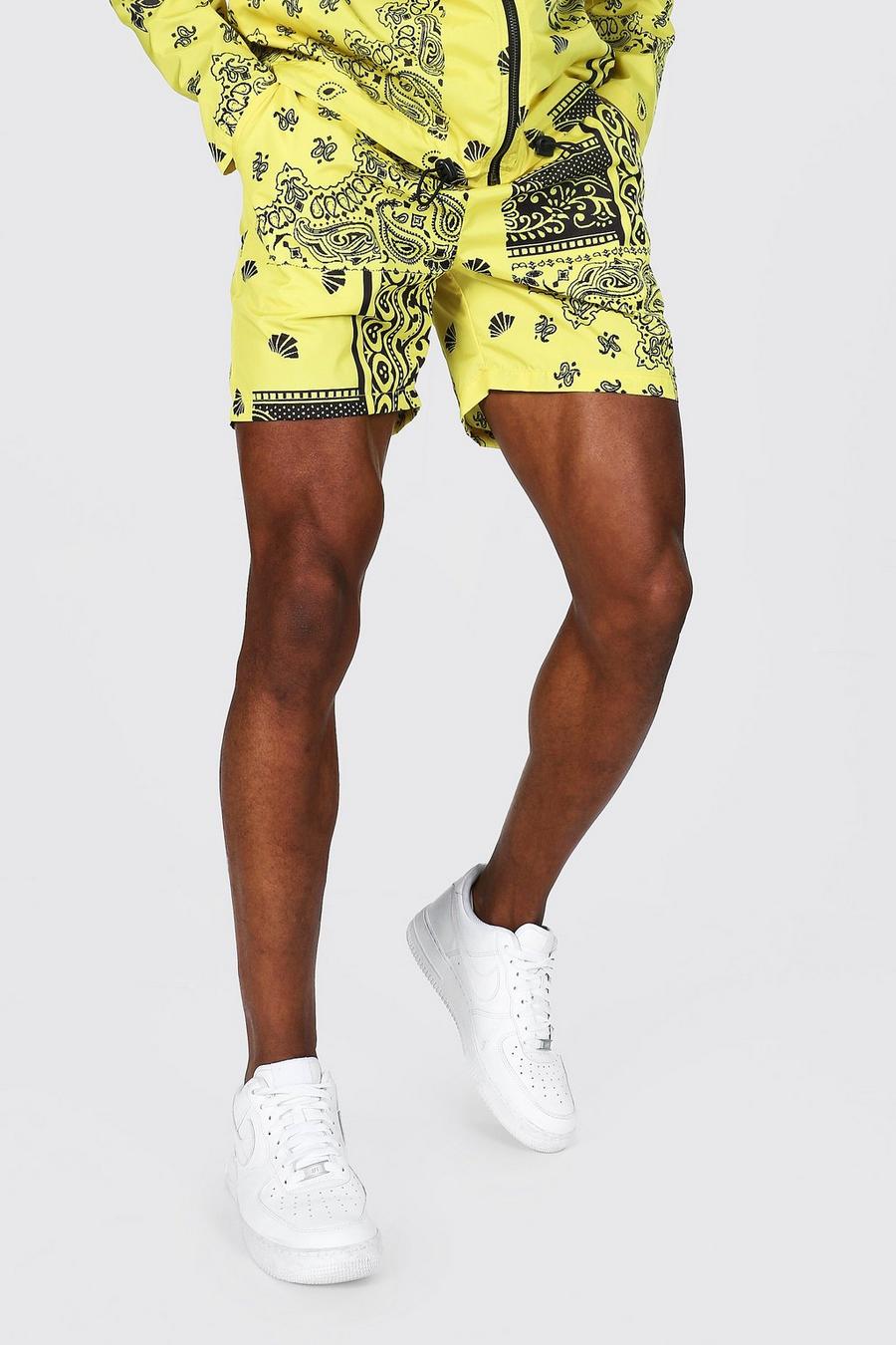 Yellow Mellanlånga shorts i skalmaterial med bandanamönster image number 1