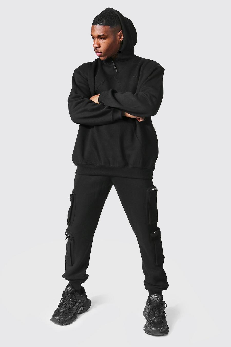 שחור חליפת טרנינג אוברסייז בסגנון שימושי עם קפוצ'ון וכיתוב Man image number 1