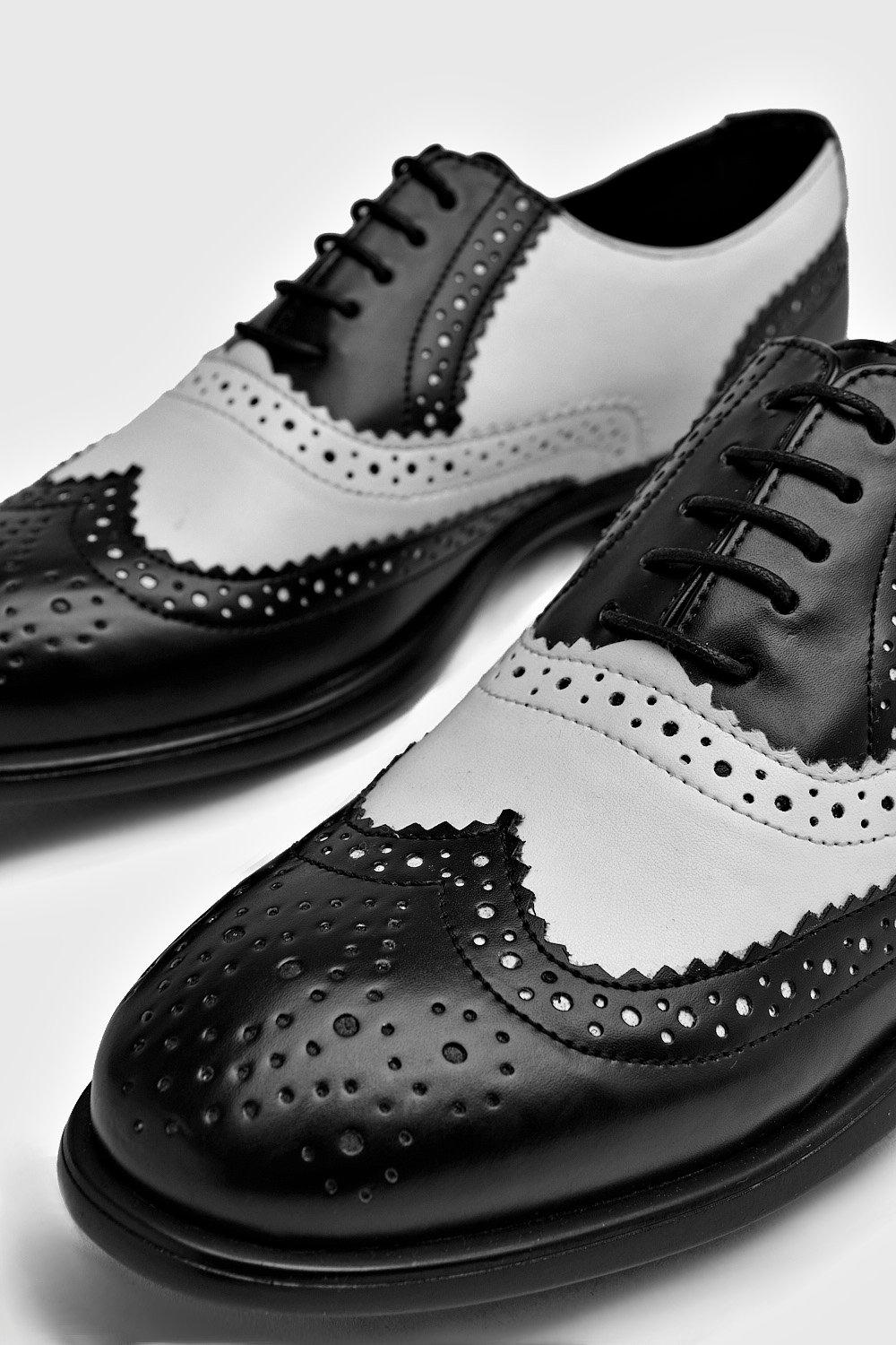 Schwarz weiBe Brogues aus Kunstleder boohoo DE