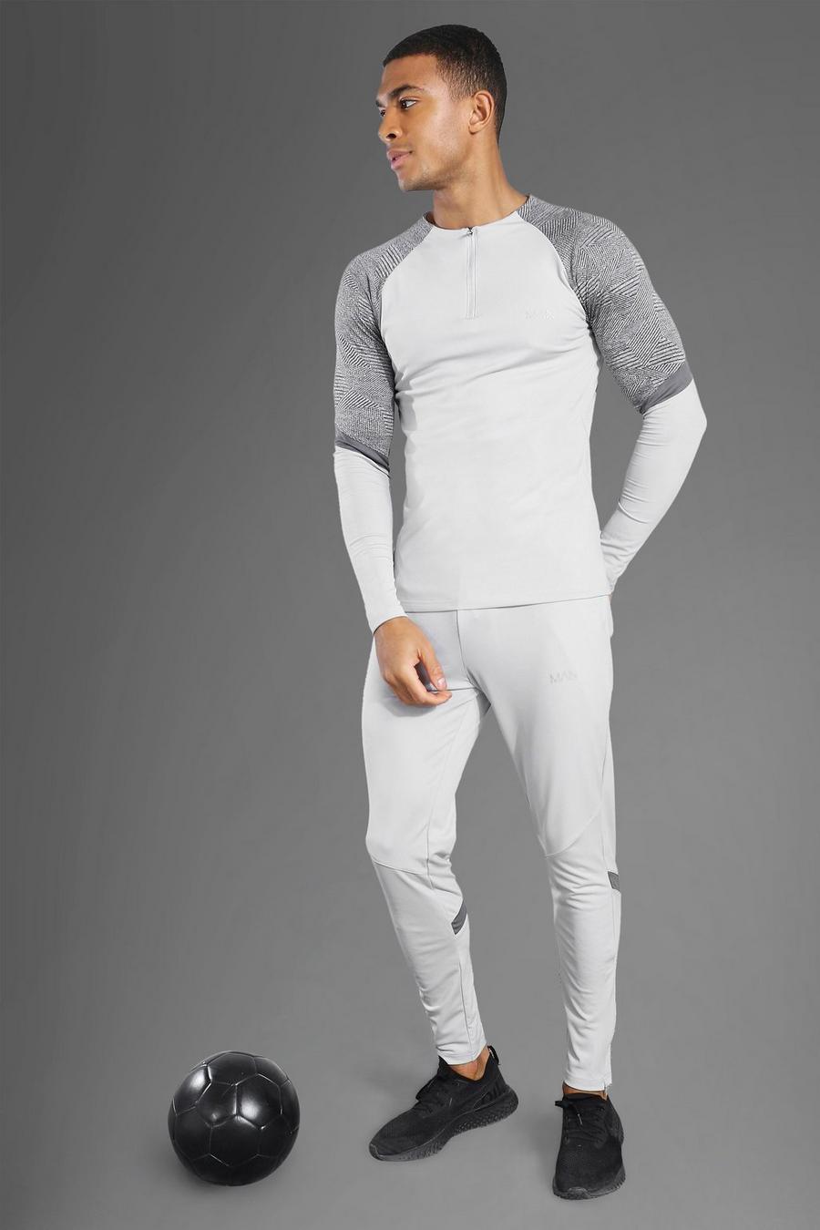 אפור חליפת טרנינג ספורטיבית בגזרה צמודה עם רוכסן בצווארון עגול וכיתוב Man image number 1