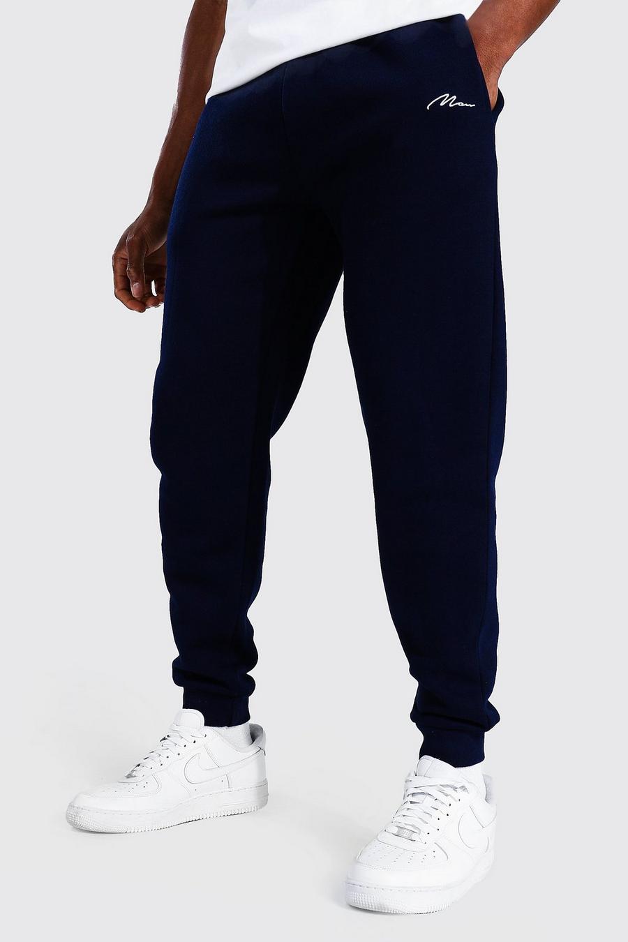 Pantalones de deporte de corte estándar de la firma Man, Azul marino image number 1