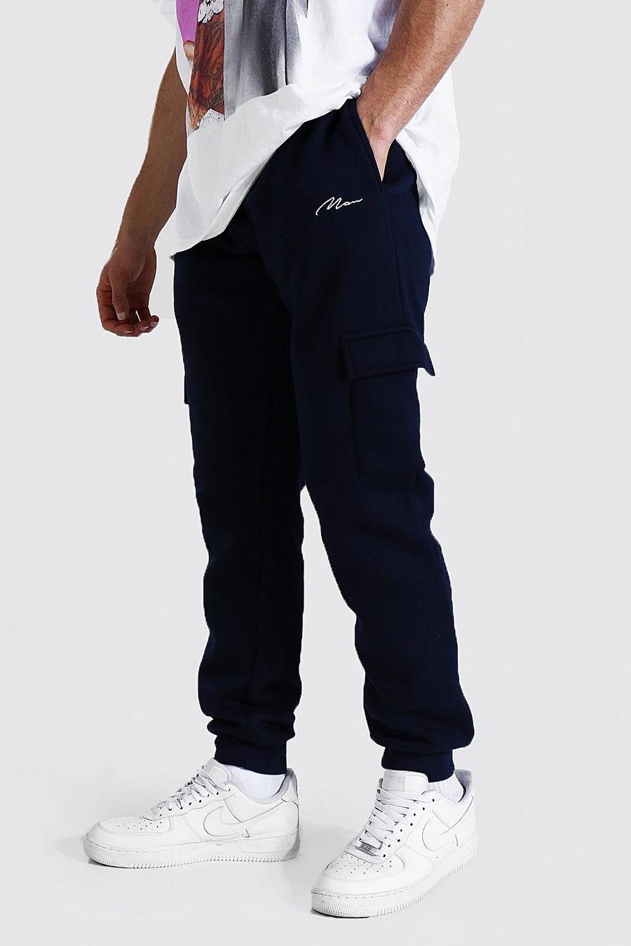 נייבי מכנסי ריצה מבד ג'רסי בסגנון דגמ"ח בגזרה צרה עם חתימת Man image number 1