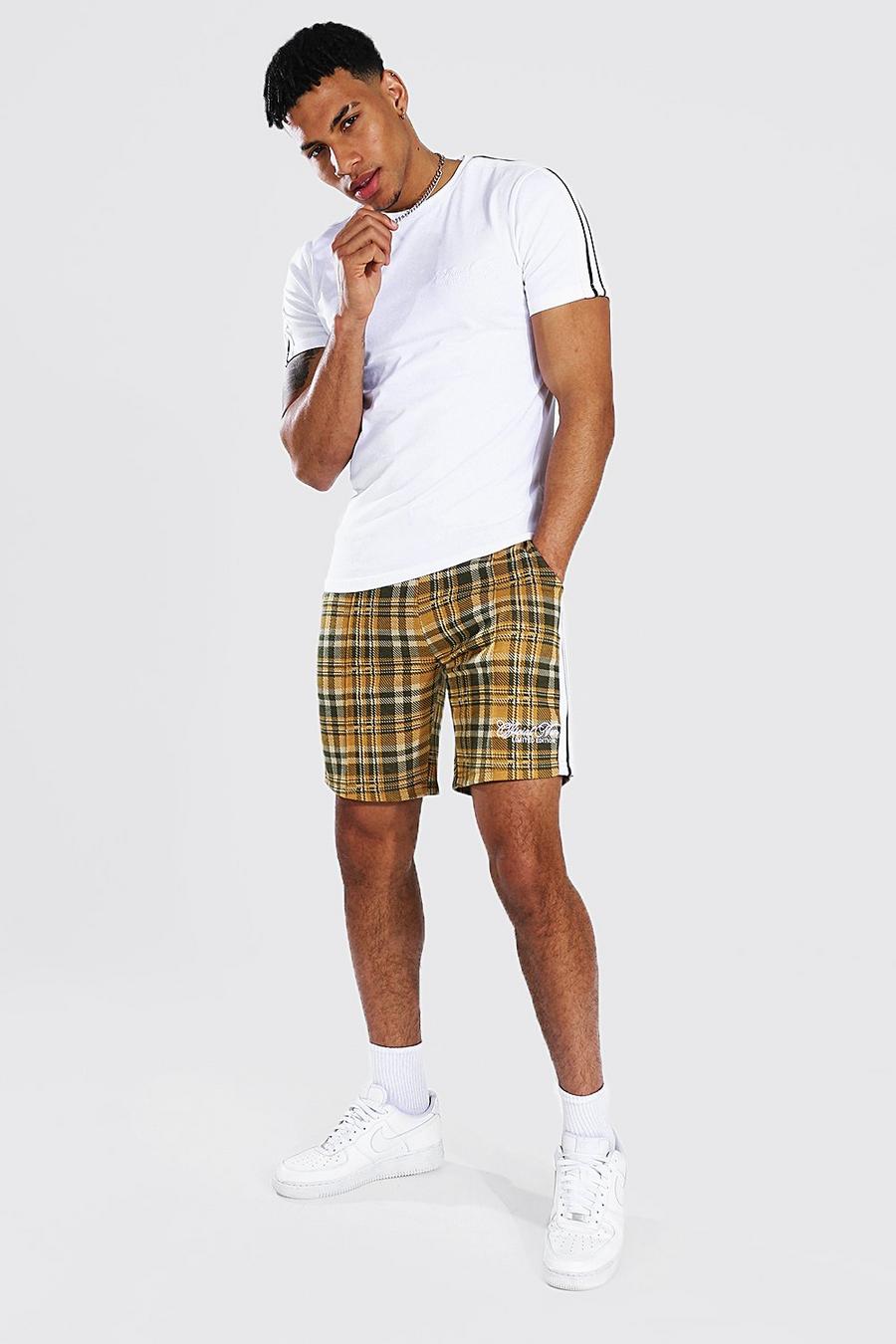 Set Man con pantaloncini in jacquard e t-shirt sagomata con fascia, Giallo image number 1