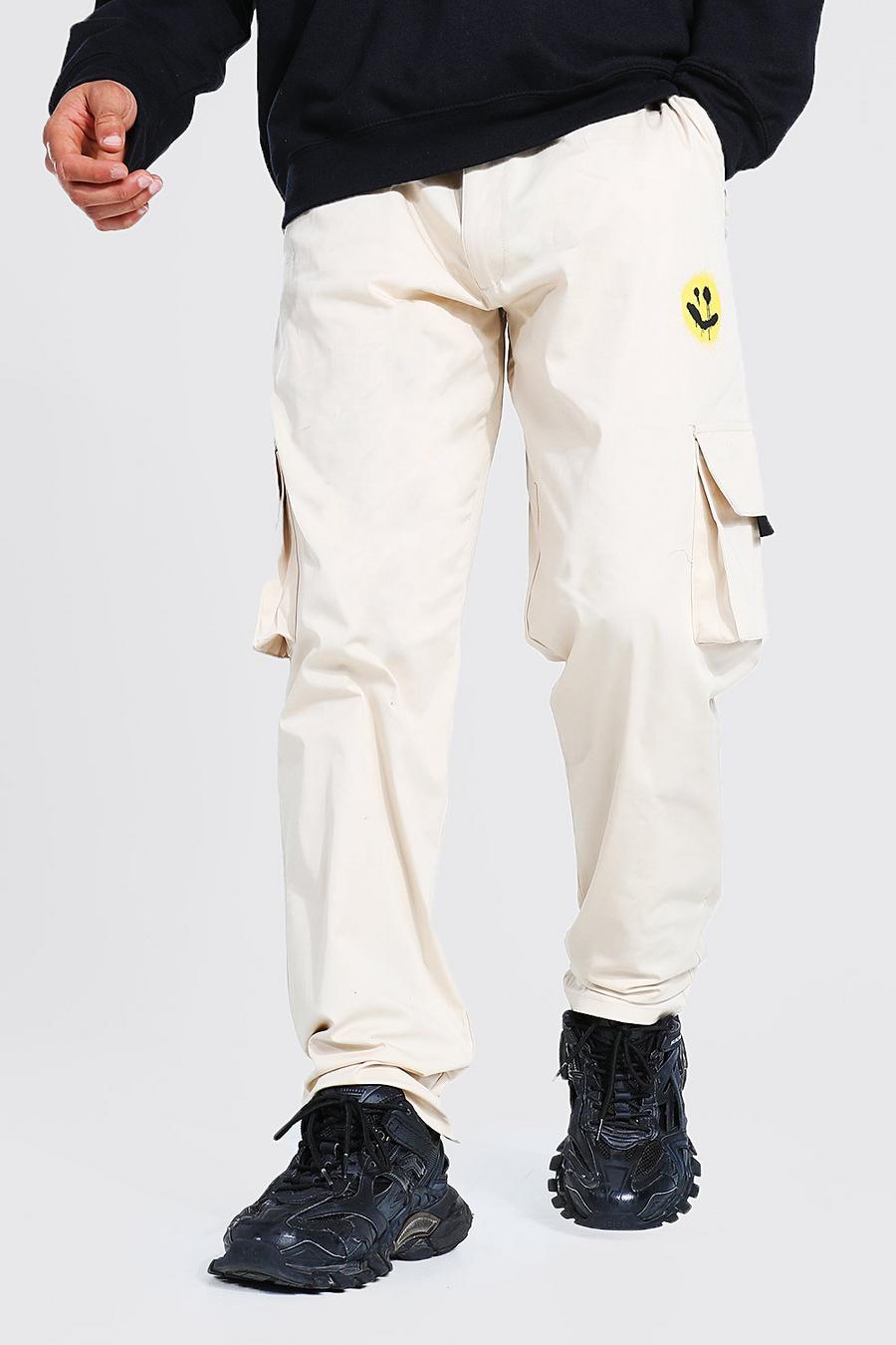 Pantalones chinos con bolsillos holgados con estampado de rostro rociado, Gris piedra image number 1