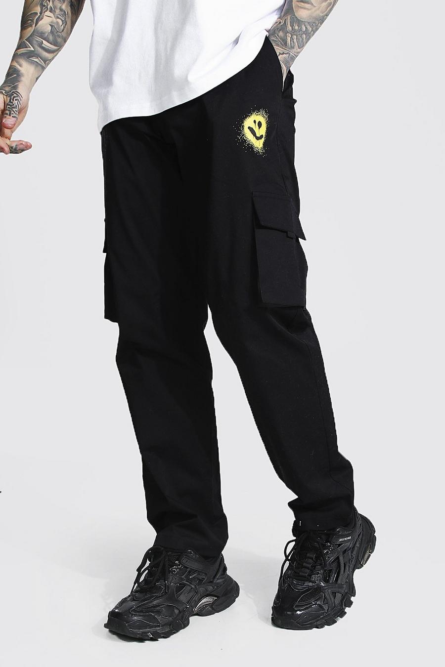 Pantaloni chino cargo taglio rilassato con stampa di viso effetto spray, Nero image number 1