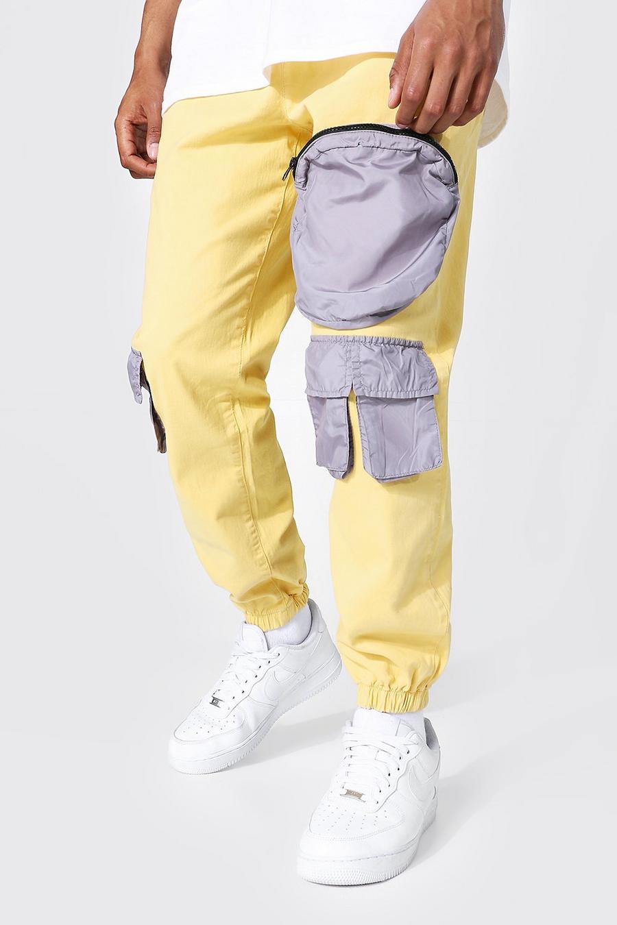 Pantalones con bolsillos en 3D en contraste con estampado de conchas, Amarillo image number 1