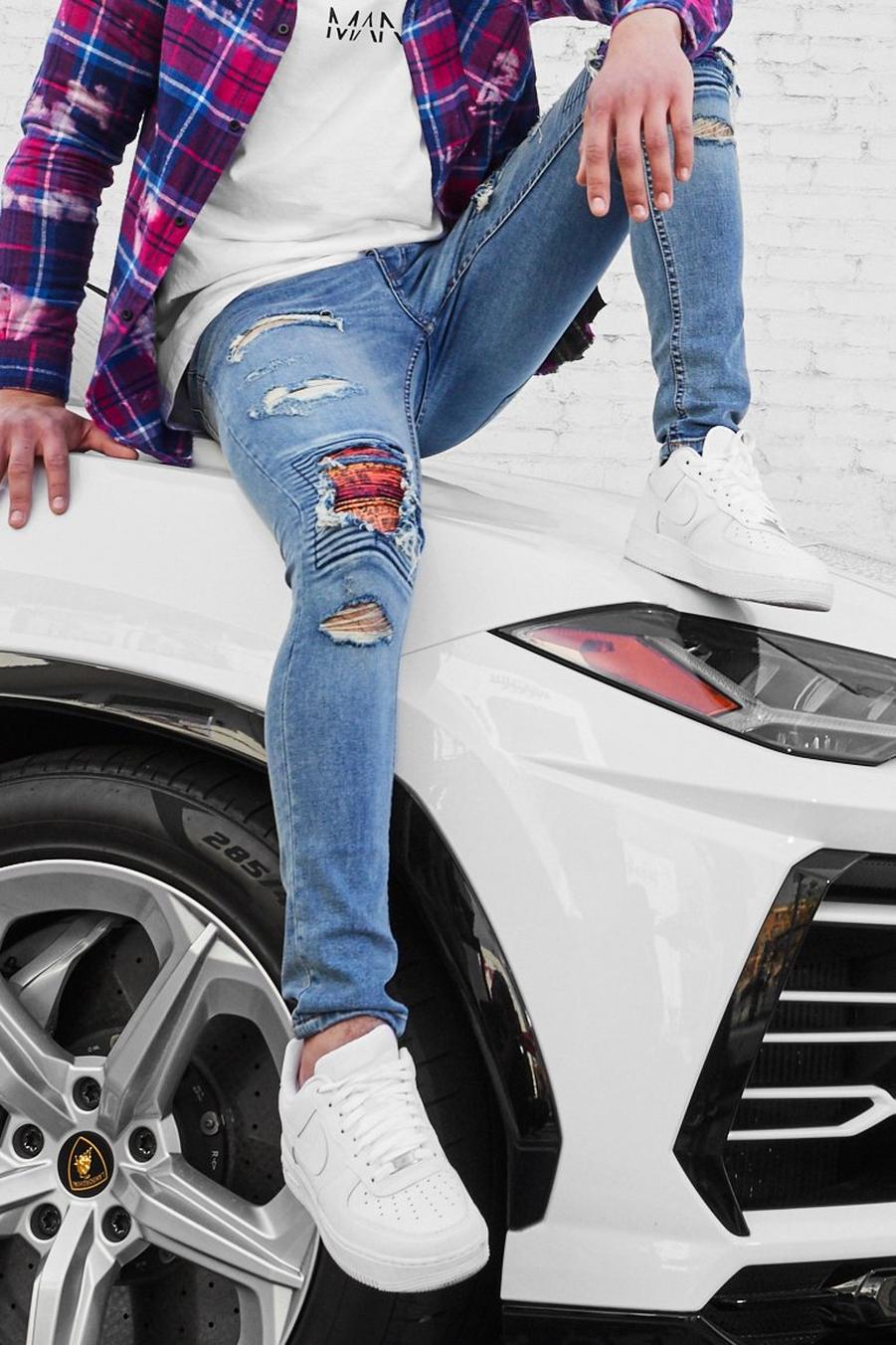 Super skinny jeans med slitage och bandana-detalj image number 1