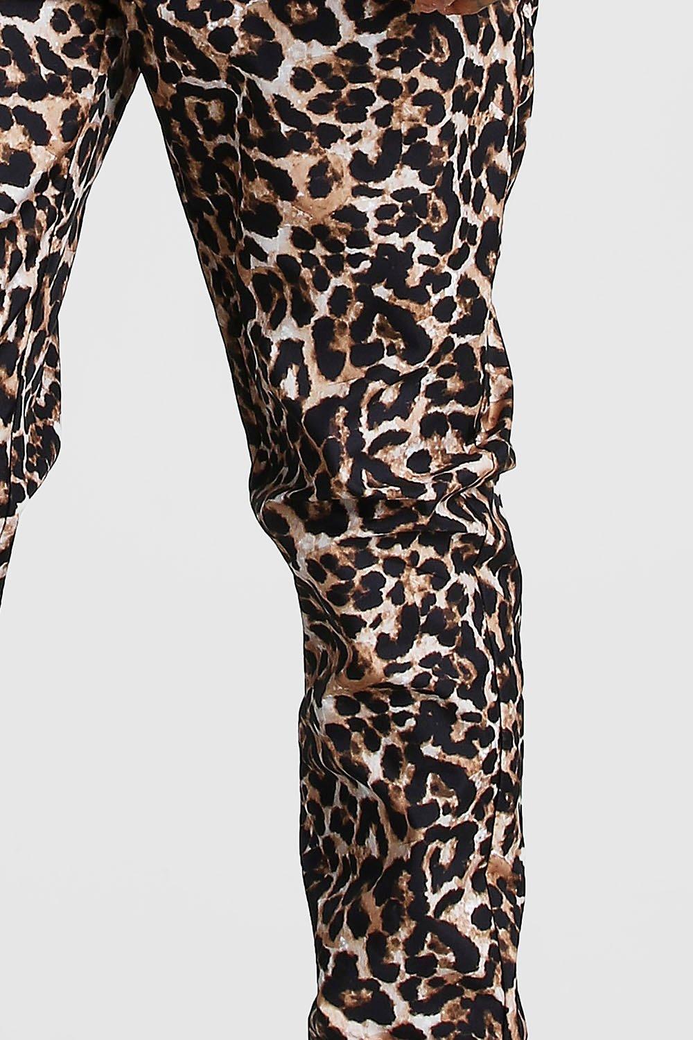 Jeans estampados de leopardo fotografías e imágenes de alta resolución -  Alamy