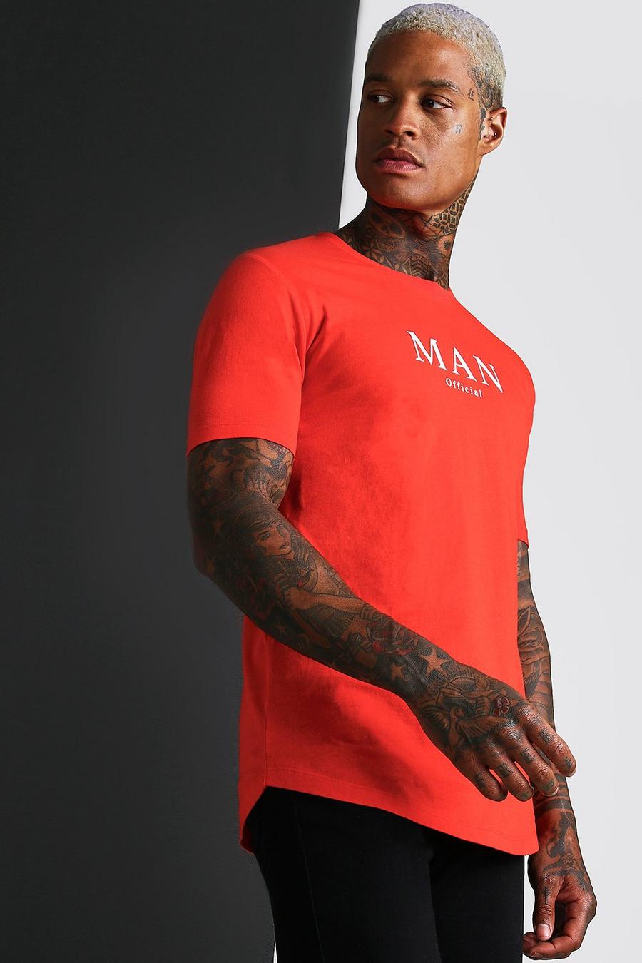 Muscle Fit T-Shirt mit „MAN Roman“-Print und abgerundetem Saum, Feuerrot image number 1