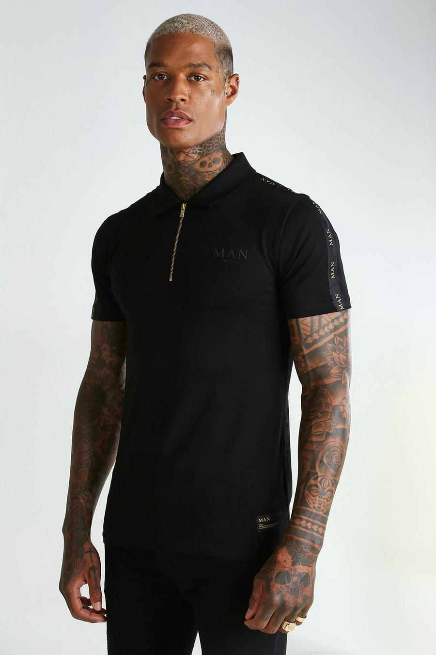 שחור חולצת פולו עם עיטור סרט בשרוול ורוכסן בצווארון עם כיתוב MAN זהוב image number 1