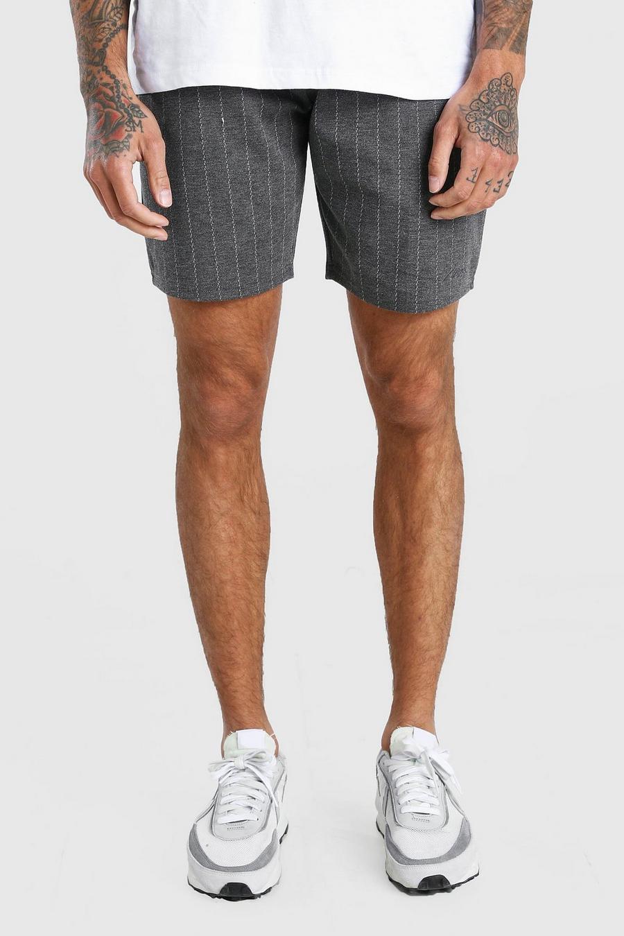 Mittellange Nadelstreifen-Shorts aus Jacquard mit MAN-Streifen image number 1