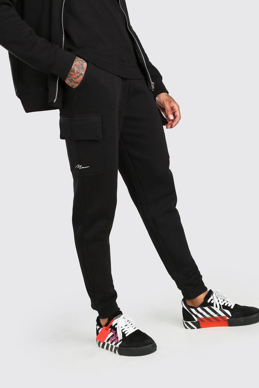 שחור מכנסי טרנינג דגמ"ח בגזרה צרה עם חתימת MAN image number 1