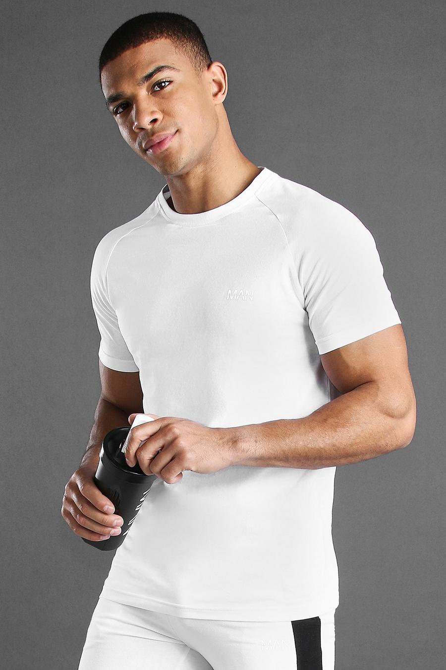 Active Muscle-Fit T-Shirt mit Raglan-Ärmeln und MAN-Print image number 1