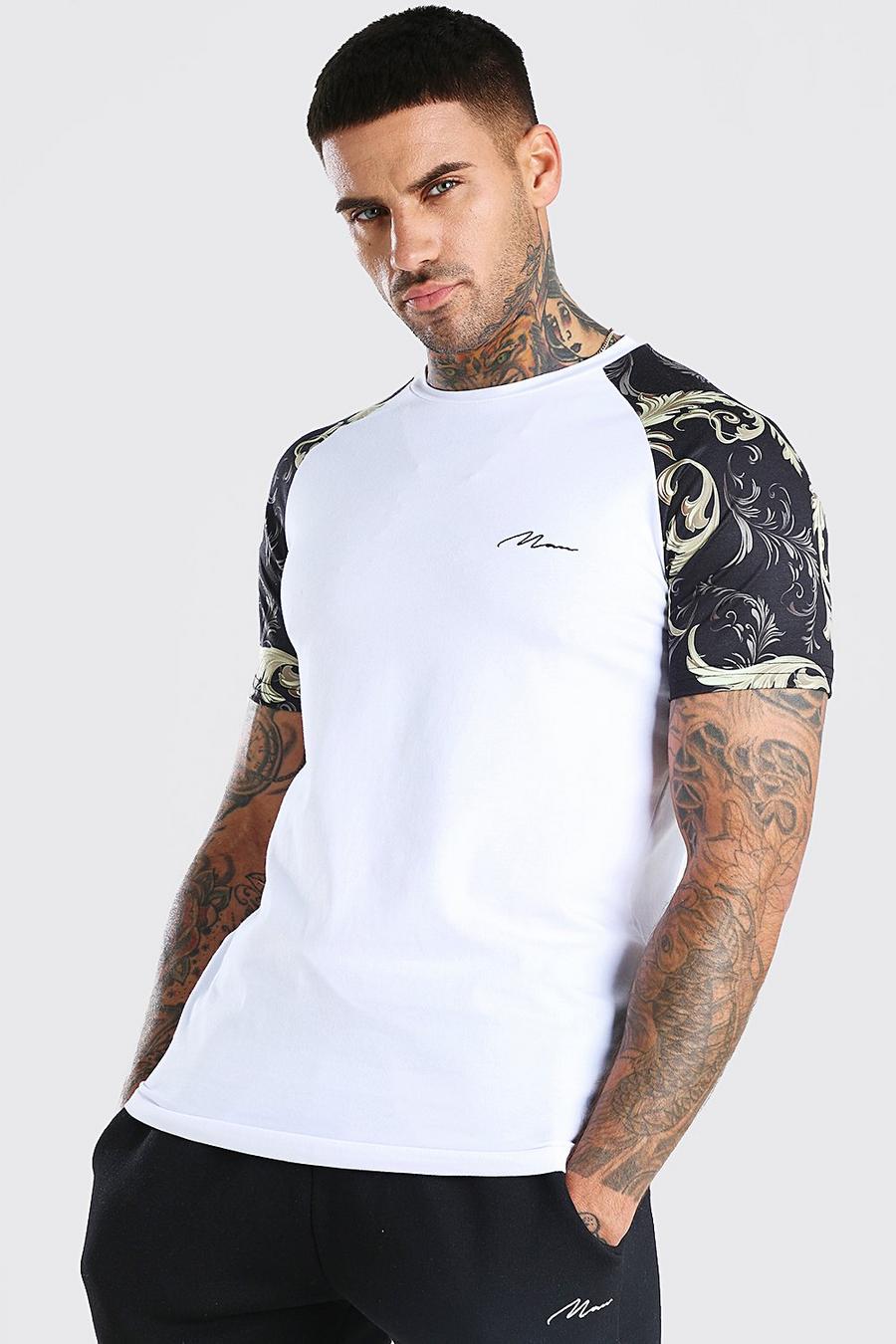 Muscle Fit MAN Signature T-Shirt mit Raglanärmeln und Schnörkelmuster, Weiß image number 1