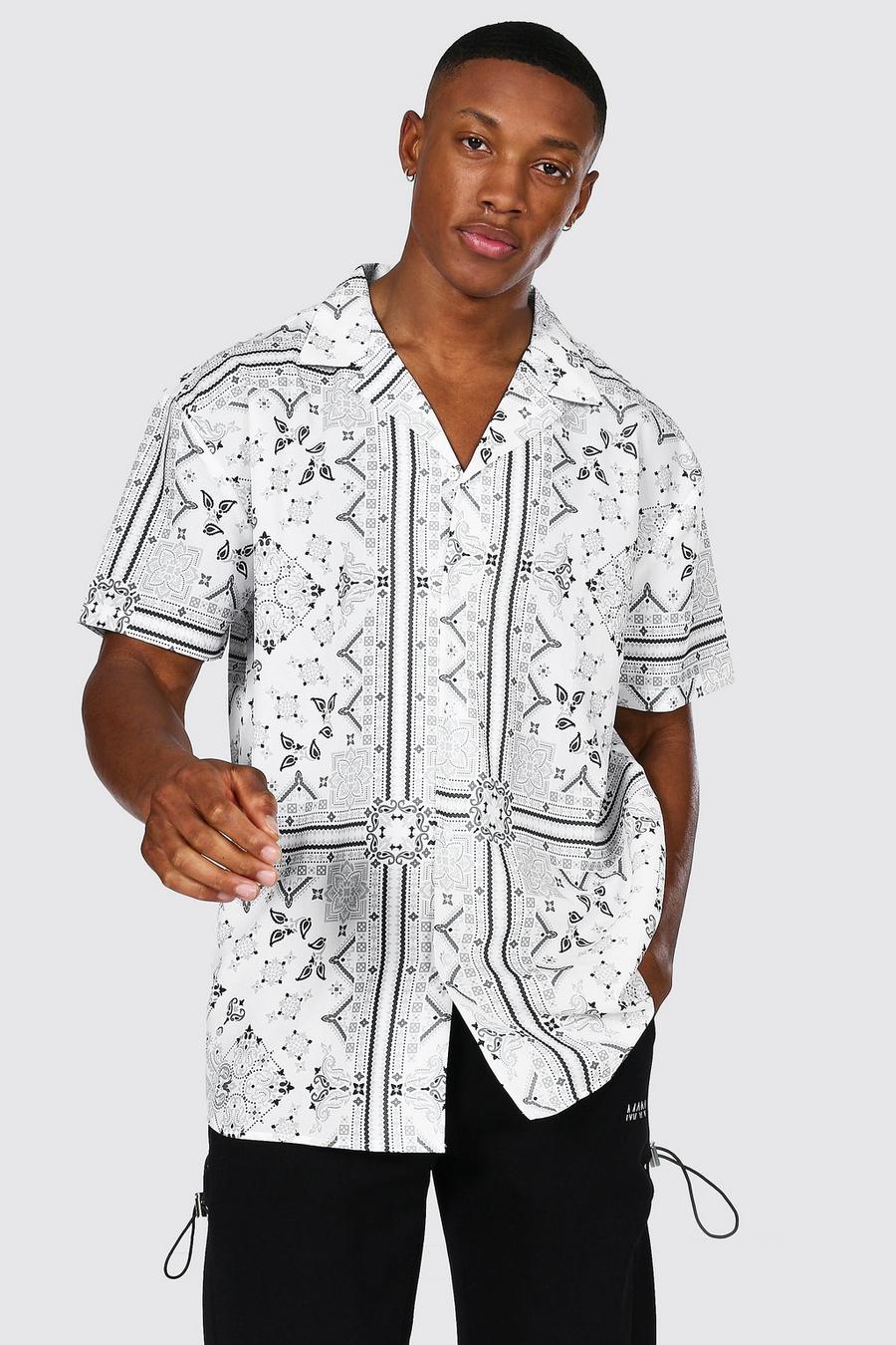 White Kortärmad oversize skjorta med bowlingkrage och bandanamönster image number 1