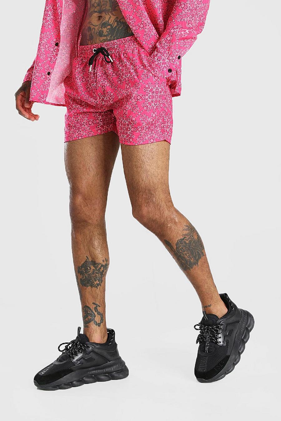 Pink Shorts med bandanamönster image number 1