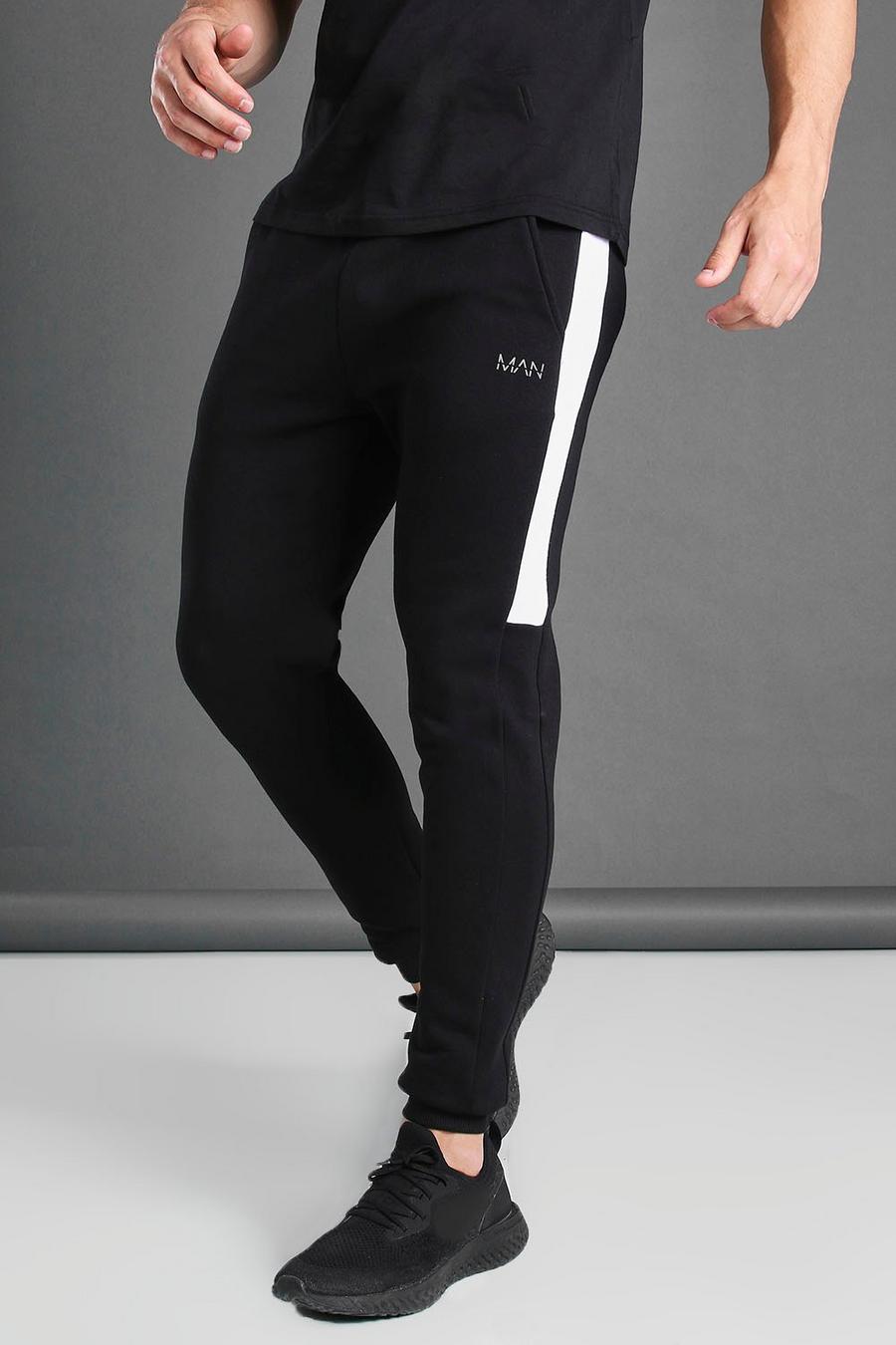 שחור מכנסי ריצה MAN בגזרת סקיני מבד ג'רסי עם פאנלים בצדדים image number 1