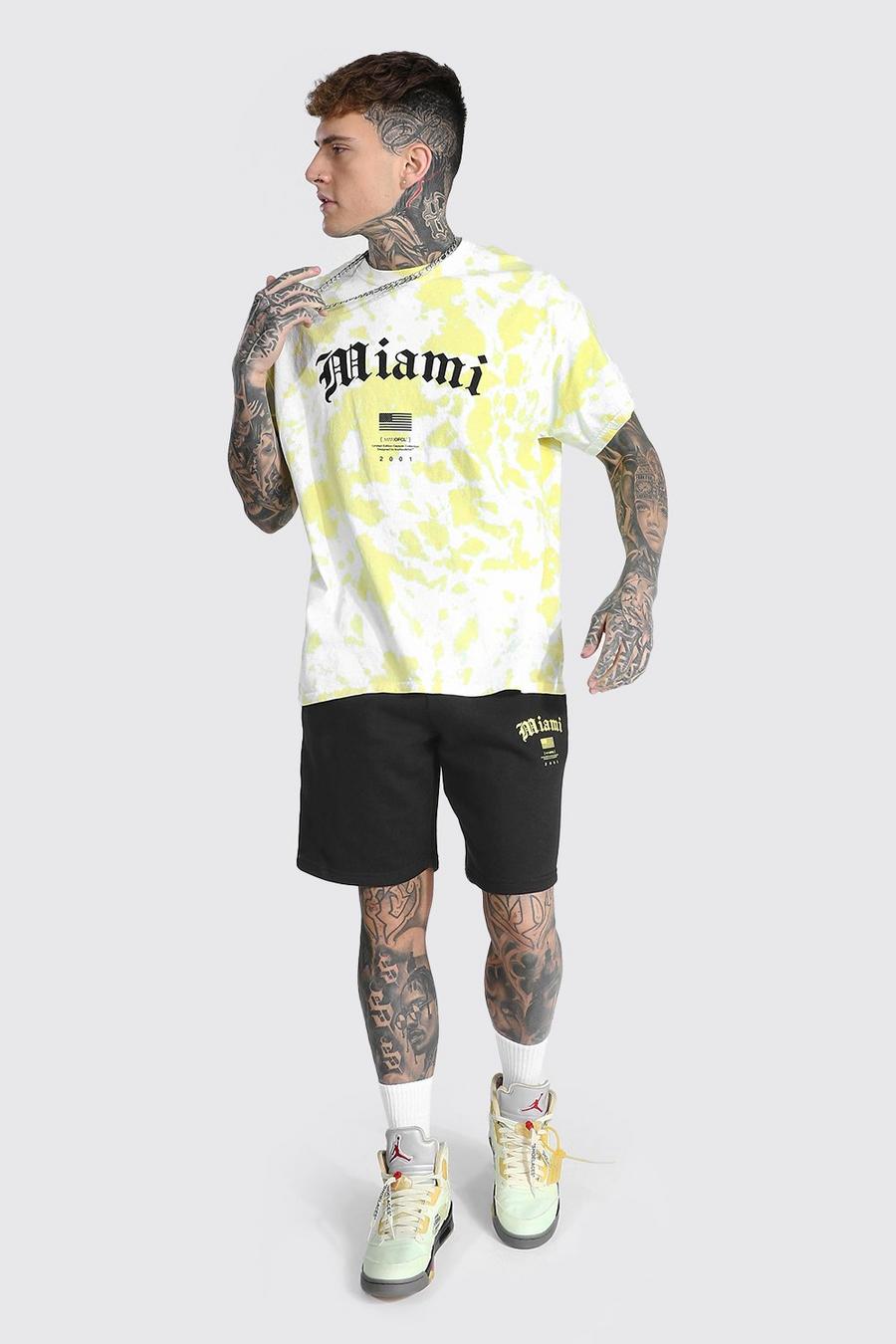 Set in Übergröße aus T-Shirt und Shorts mit Batik-Optik und Miami-Print, Gelb image number 1