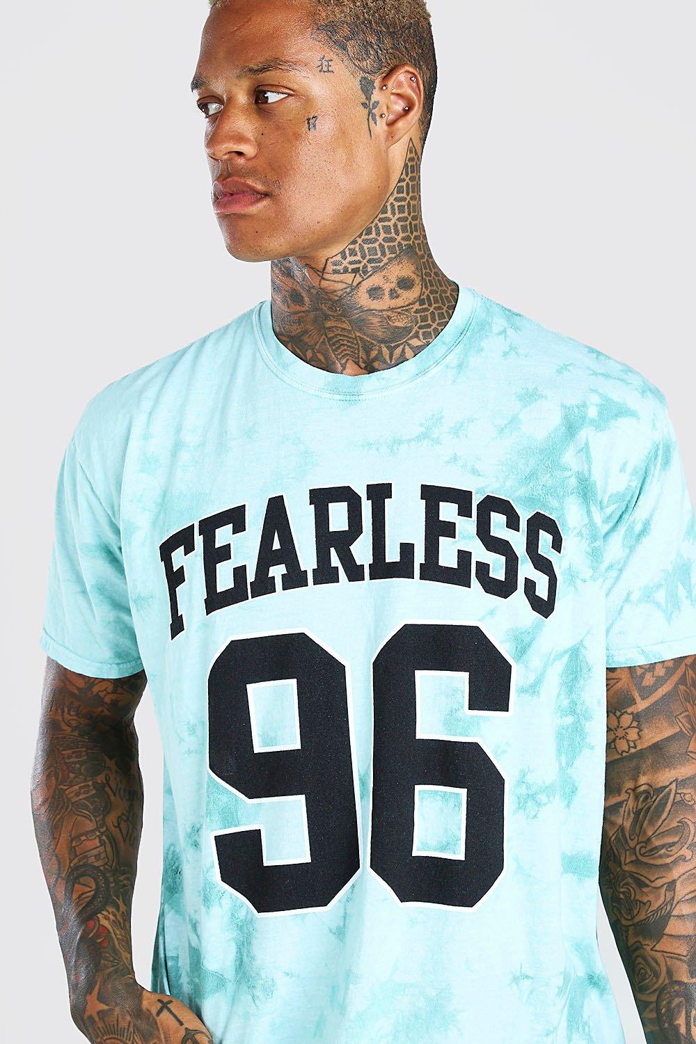 Camiseta desteñida con estampado Fearless Varsity | boohoo