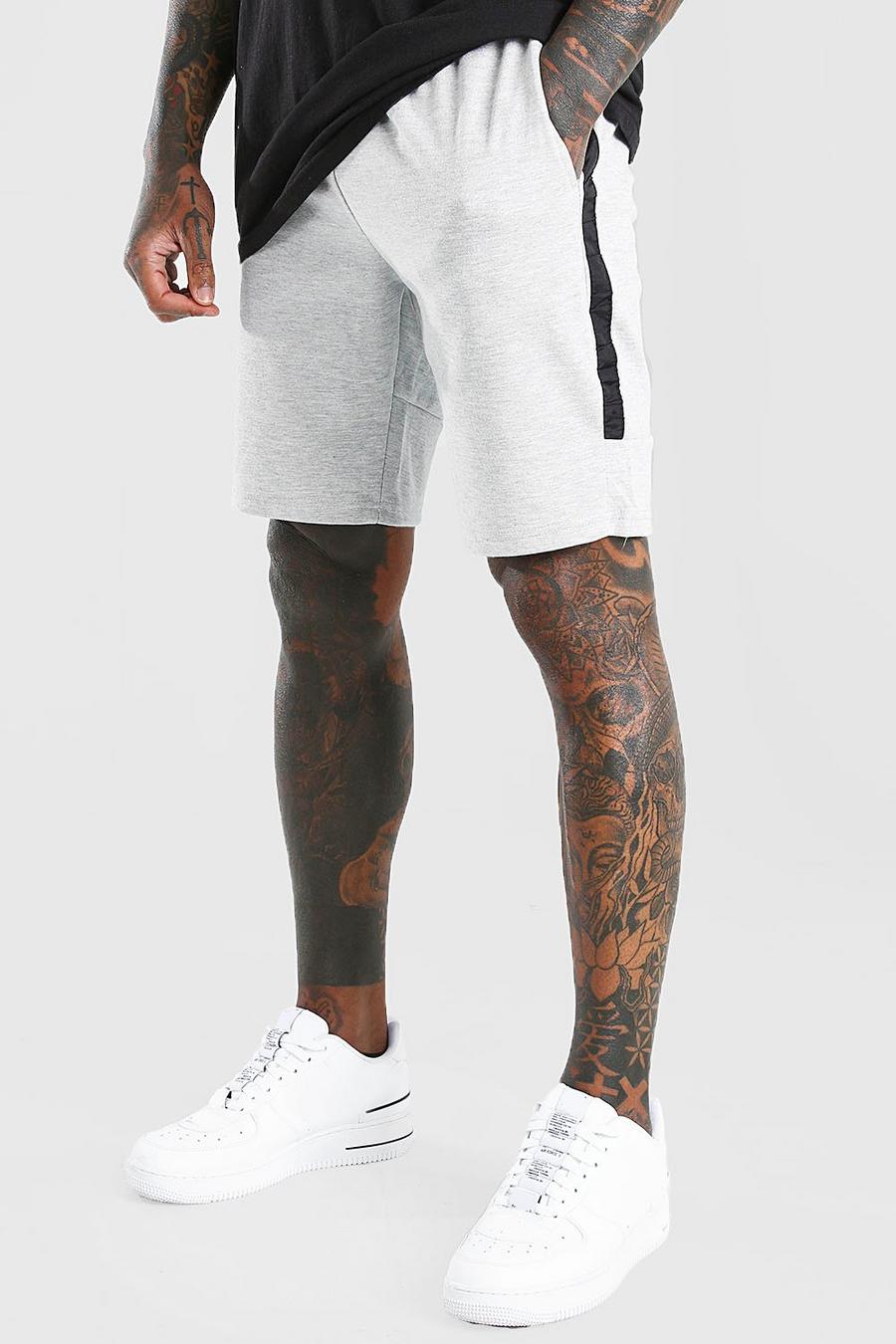 Mittellange Jersey-Shorts mit seitlichem Streifen image number 1