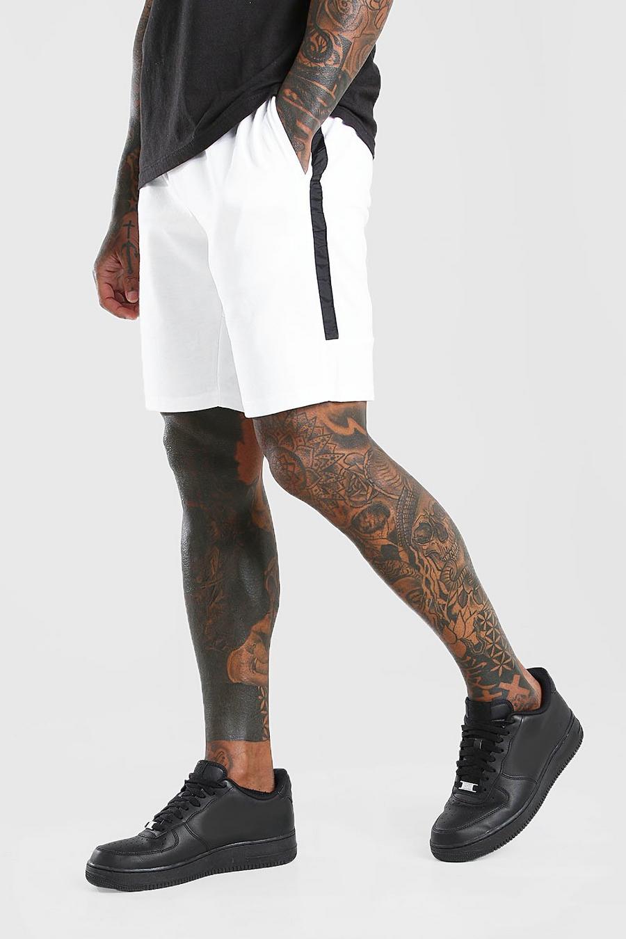 Mittellange Jersey-Shorts mit seitlichem Streifen image number 1
