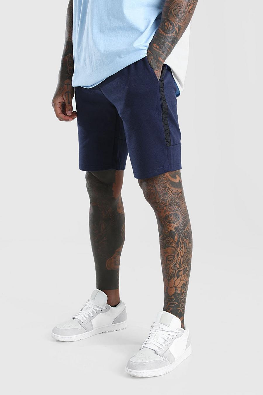 Mellanlånga shorts i jersey med kantband image number 1