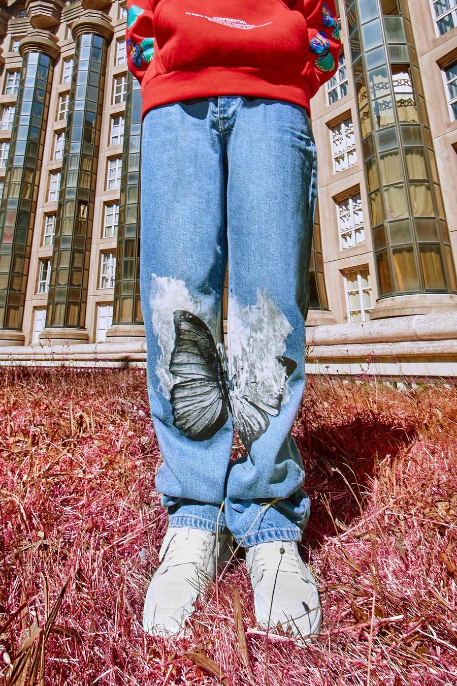 כחול משופשף ג'ינס בגזרת סקיני עם הדפס פרפר image number 1
