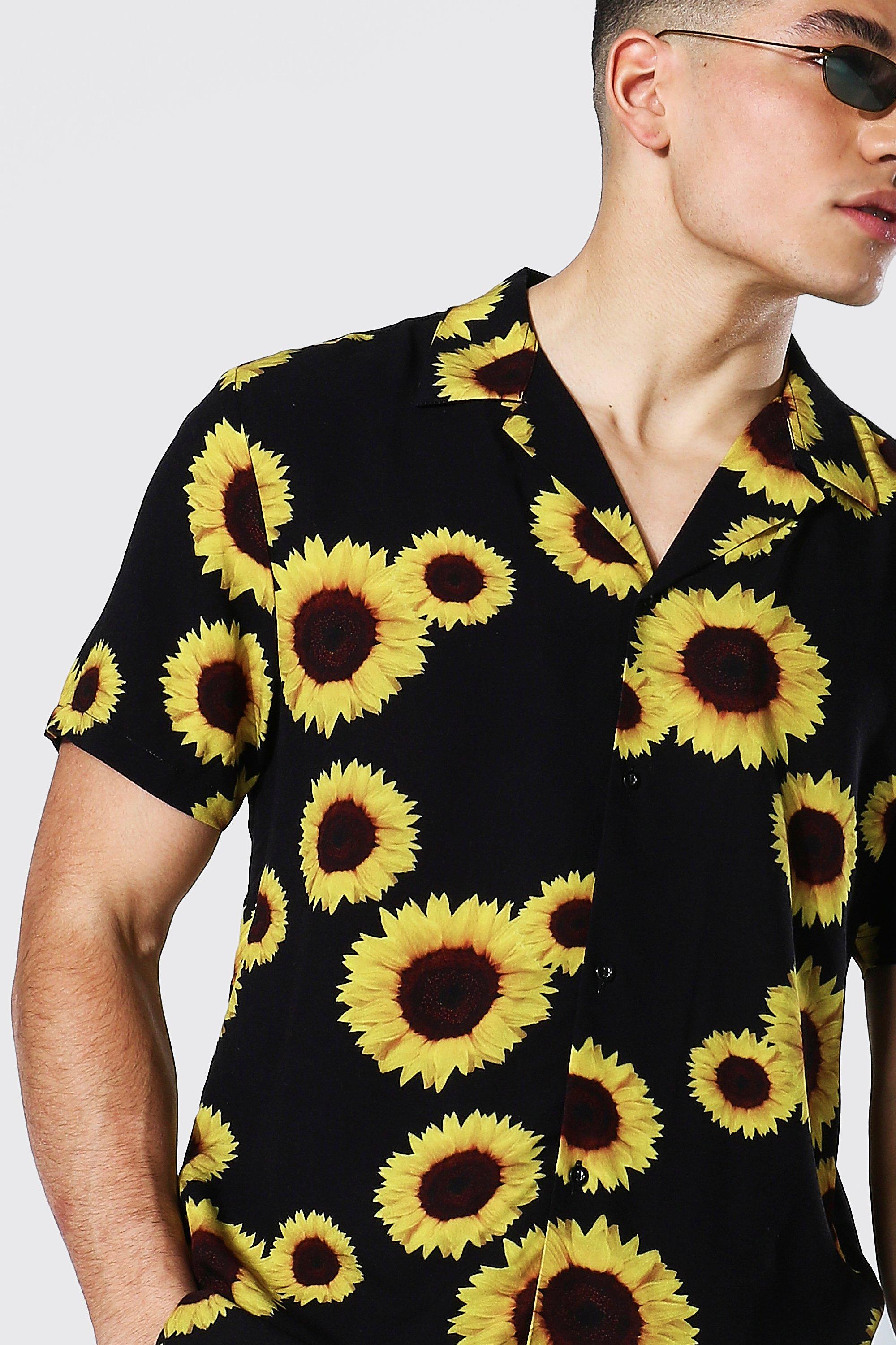 Camisa de manga corta con cuello de solapa en viscosa con estampado de girasoles