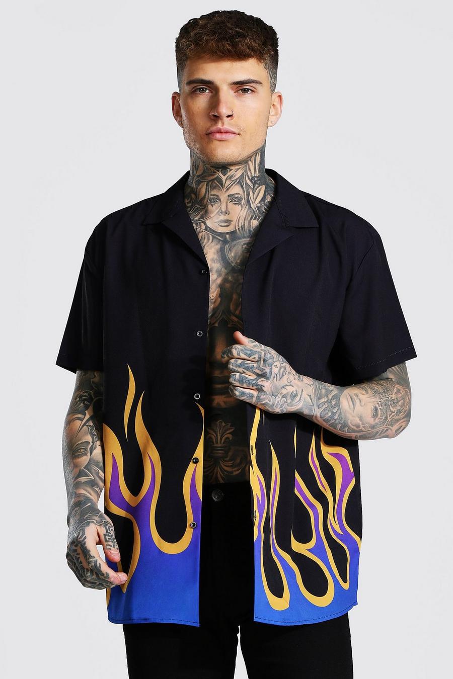 Black Oversize kortärmad skjorta med bowlingkrage och eldsflammor image number 1