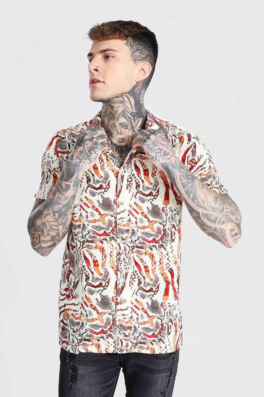 Camisa de viscosa de manga corta con estampado de serpiente y cuello de solapa, Crudo image number 1