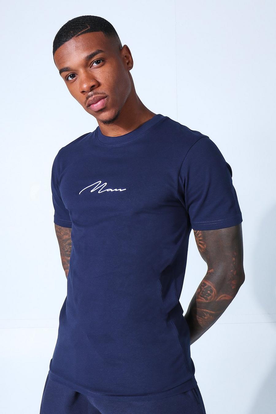 Camiseta bordada con firma MAN ajustada al músculo, Navy image number 1