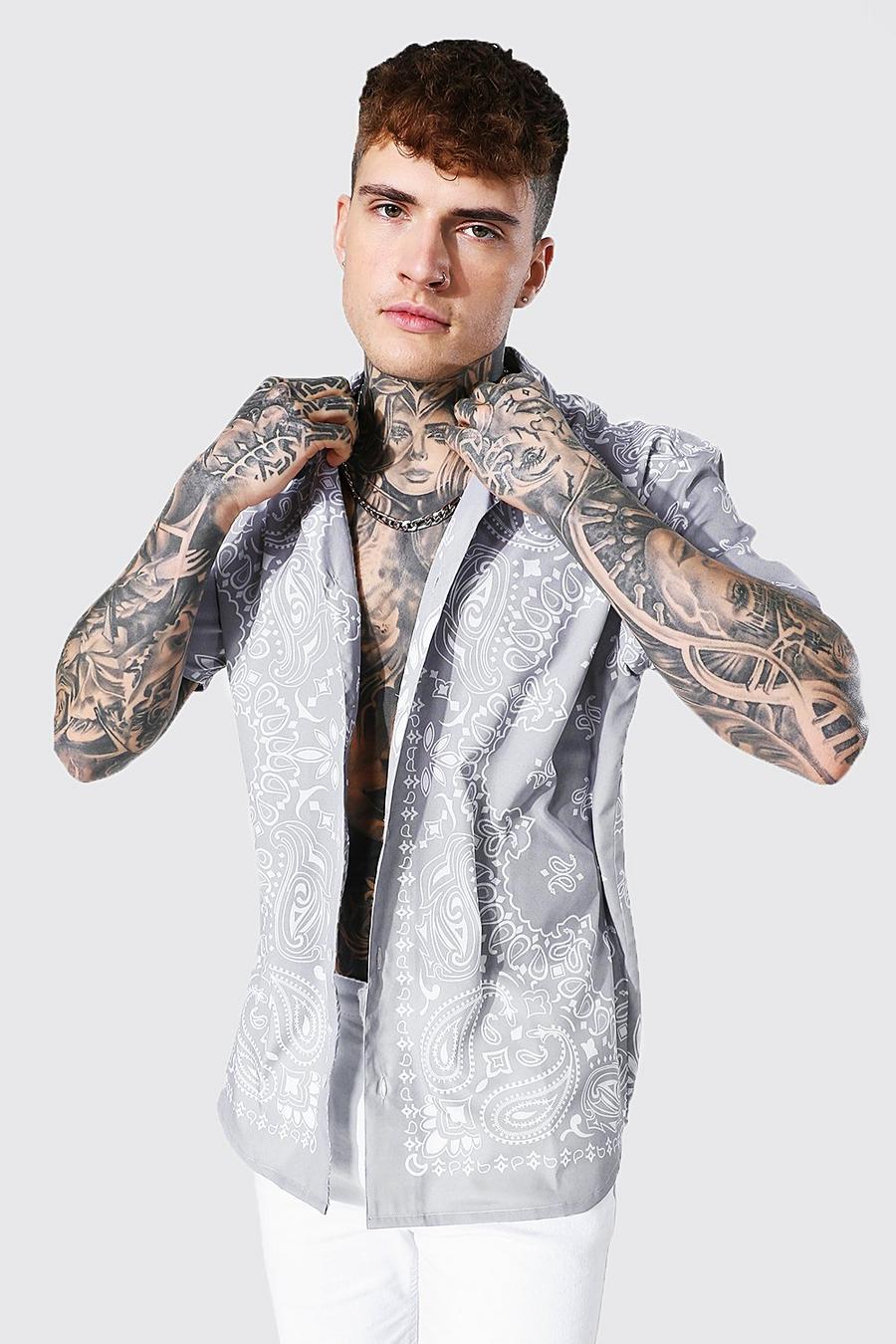 Camisa oversize de manga corta con solapas y estampado bandana, Taupe image number 1